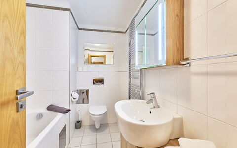 Harrachov Resident a: Salle De Bains, Design Intérieur, Luminaire Plomberie, Sol, Sol, Évier, Lavabo, Robinet, Plomberie, Toilette