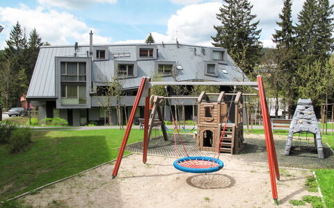 Harrachov Resident a: Domicile, Biens, Cour, Aménagement Paysager, Conception, Siding, Allée, Arrière-Cour