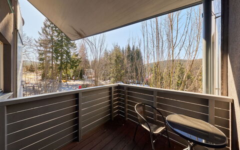 Harrachov Resident a: Bois, Balustrade, Balcon, Plate-Forme, Dur, Tache De Bois, Ombre, Siding, Daylighting, Planche