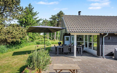 Gudrid - 550M from the Sea: Arbuste, Toit, Chalet, Domicile, Ombre, Couverture De Sol, Jardin, Chaise, Mobilier De Jardin, Biens