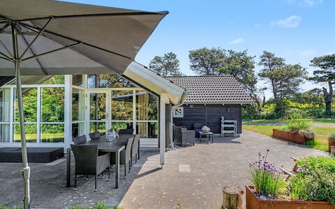 Gudrid - 550M from the Sea: Toit, Ombre, Jardin, Chalet, Biens, Aménagement Paysager, Structure En Plein Air, Cour, Chaise, Conception