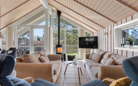Gudrid - 550M from the Sea: Bois, Design Intérieur, Plafond, Canapé, Meubles, Salon, Domicile, Sol, Sol