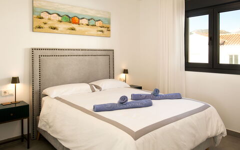 Skyhill Nerja: Meubles, Lit, Chambre, Design Intérieur, Literie, Domicile, Cadre De Lit, Pièce, Drap De Lit, Sol