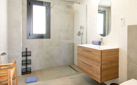 Skyhill Nerja: Sol, Sol, Salle De Bains, Design Intérieur, Luminaire Plomberie, Armoire De Toilette, Lavabo, Tuile, Robinet, Évier