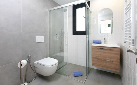 Skyhill Ii Nerja: Luminaire Plomberie, Sol, Salle De Bains, Design Intérieur, Sol, Toilette, Robinet, Évier, Miroir, Plomberie