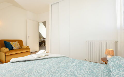 Les Ajoncs: Meubles, Design Intérieur, Sol, Sol, Mur, Pièce, Bois, Plafond, Chambre, Lit