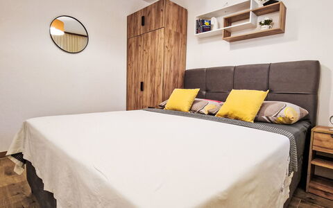 Vesna: Lit, Meubles, Literie, Design Intérieur, Chambre, Drap De Lit, Sol, Sol, Bois, Pièce