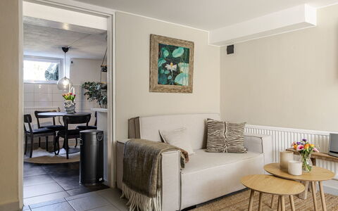 Vårhemsplatsen: Meubles, Design Intérieur, Mur, Canapé, Sol, Sol, Pièce, Bois, Salon, Plafond