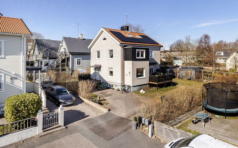 Vårhemsplatsen: Bâtiment, Zone Résidentielle, Maison, Domicile, Toit, Quartier, Banlieue, Établissements Humains, Siding, Chalet