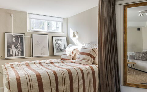 Vårhemsplatsen: Meubles, Lit, Design Intérieur, Chambre, Mur, Literie, Drap De Lit, Linge, Plafond, Pièce