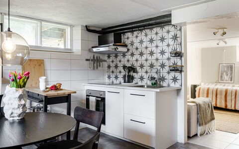 Vårhemsplatsen: Meubles, Design Intérieur, Sol, Mur, Cuisine, Plafond, Bois, Luminaire, Sol, Comptoir