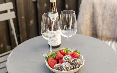 Vårhemsplatsen: Vaisselle, Verres À Pied, Aliments, Drinkware, Verre De Vin, Bar, Table, Serveware, Meubles