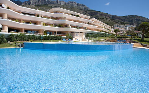 Altea 649: L'Eau, Ciel, Propriété, Bâtiment, Plante, Piscine, Bleu Azur, Montagne, Nuage, Arbre