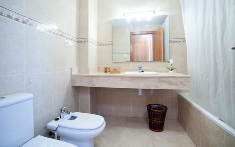 Altea 649: Salle De Bains, Propriété, Pièce, Sol, Design Intérieur, Tuile, Mur, Luminaire Plomberie, Toilette, Immobilier