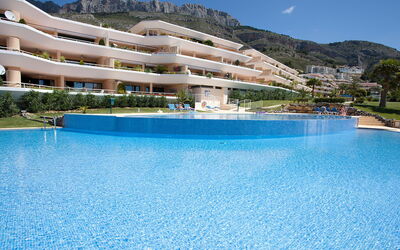 Altea 649: L'Eau, Ciel, Propriété, Bâtiment, Plante, Piscine, Bleu Azur, Montagne, Nuage, Arbre