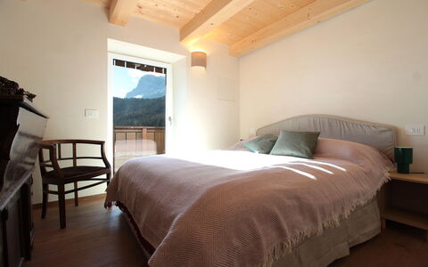 Casa Tomà Mountain View Cortina: Meubles, Bois, Design Intérieur, Sol, Sol, Chambre, Lit, Drap De Lit, Plafond, Literie