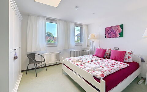 Schwarzwaldhof mit Pool & Sauna: Lit, Meubles, Design Intérieur, Chambre, Plafond, Literie, Drap De Lit, Sol, Sol, Pièce
