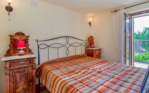 Podgori: Meubles, Design Intérieur, Bois, Chambre, Lit, Sol, Drap De Lit, Literie, Pièce, Sol