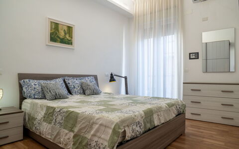 Termoli Down Town: Lit, Meubles, Design Intérieur, Literie, Chambre, Sol, Drap De Lit, Sol, Mur, Pièce