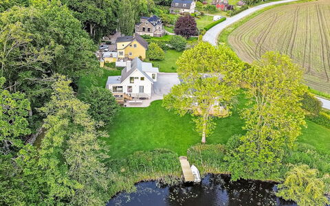 Villa Anja: Vert, Arbre, La Nature, Environnement Naturel, Paysage Naturel, Maison, Paysage, Zone Résidentielle, Voie Navigable, Banque