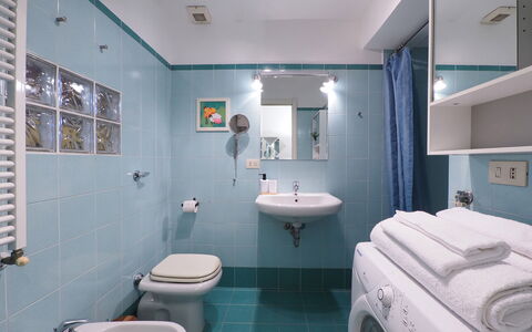 Suite Meda: Salle De Bains, Design Intérieur, Luminaire Plomberie, Sol, Lavabo, Sol, Évier, Toilette, Robinet, Pièce