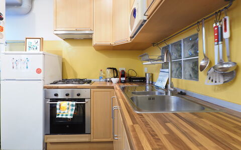 Suite Meda: Appareil De Cuisine, Cuisine, Principaux Appliance, Comptoir, Bois, Sol, Cuisinière, Électroménager, Design Intérieur, Cabinetry