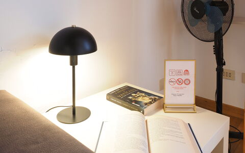 Suite Meda: Meubles, Éclairage, Lampshade, Design Intérieur, Luminaire, Lampe, Table, Bureau, Chaise, Salon