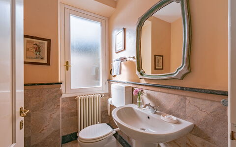 Besanina: Mur, Design Intérieur, Luminaire Plomberie, Sol, Sol, Robinet, Lavabo, Salle De Bains, Miroir, Évier