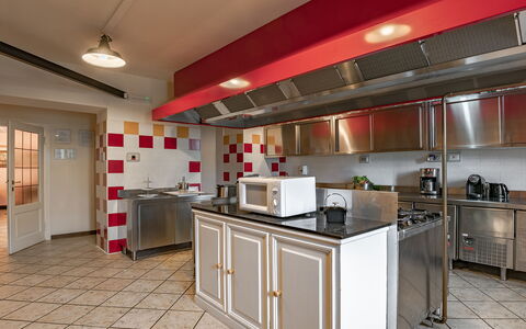 Besanina: Cuisine, Principaux Appliance, Plafond, Appareil De Cuisine, Sol, Design Intérieur, Comptoir, Éclairage, Meubles, Sol