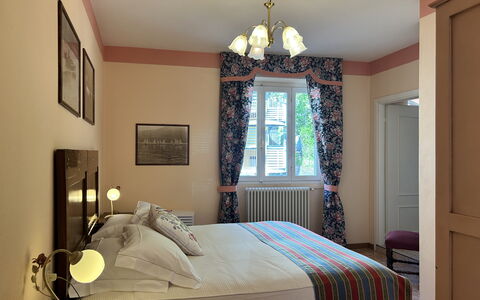 Besanina: Meubles, Design Intérieur, Bois, Pièce, Textile, Chambre, Éclairage, Linge, Plafond, Sol