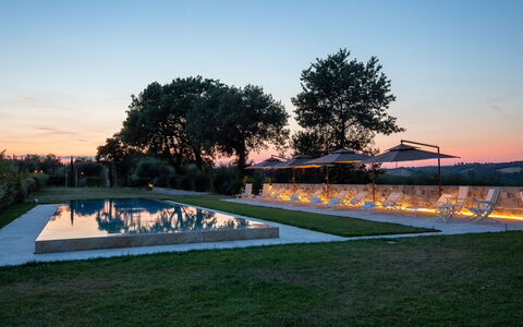 Poggio Mori 20: Piscine, Paysage, Aménagement Paysager, Pelouse, Caractéristique De L'Eau, Soirée, Crépuscule, Parc, Miroir D'Eau, Ombre