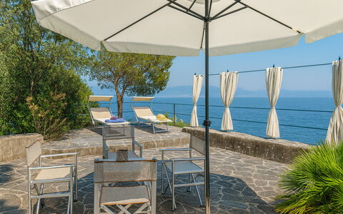 Portofino: Meubles, Mobilier De Jardin, Mer, Table, Ombre, Cotiers Et Relief Océaniques, Chaise, Tableau De Plein Air, Océan, Côte