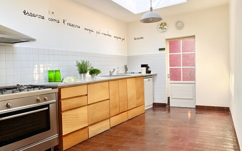 Portofino: Sol, Cuisine, Design Intérieur, Sol, Bois, Cabinetry, Comptoir, Appareil De Cuisine, Principaux Appliance, Meubles
