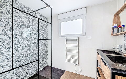 Maison de Kergoff: Mur, Sol, Sol, Design Intérieur, Luminaire Plomberie, Tuile, Plomberie, Composite, Salle De Bains, Plafond
