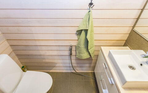 Villa Vesla: Salle De Bains, Sol, Siège De Toilette, Luminaire Plomberie, Toilette, Sol, Bois, Design Intérieur, Plomberie, Lavabo
