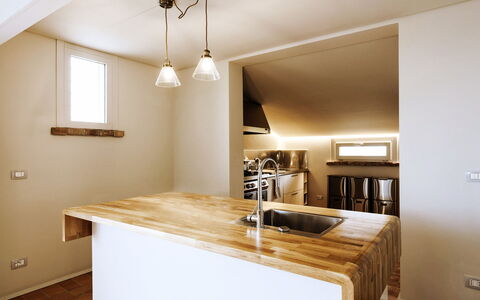 Villa Dedalo: Design Intérieur, Comptoir, Mur, Sol, Bois, Meubles, Plafond, Cuisine, Luminaire, Cabinetry