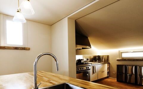 Villa Dedalo: Cuisine, Comptoir, Design Intérieur, Bois, Plafond, Luminaire, Sol, Appareil De Cuisine, Éclairage, Evier