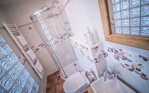 Na Stráni: Sol, Design Intérieur, Sol, Luminaire Plomberie, Robinet, Pièce, Plomberie, Tuile, Évier, Salle De Bains