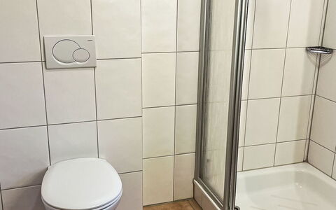 Haus 104 - Seepark Burhave: Sol, Sol, Salle De Bains, Tuile, Luminaire Plomberie, Pièce, Toilette, Plomberie, Siège De Toilette