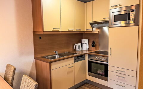 Haus 104 - Seepark Burhave: Appareil De Cuisine, Meubles, Cuisine, Cabinetry, Principaux Appliance, Design Intérieur, Bois, Comptoir, Sol, Sol