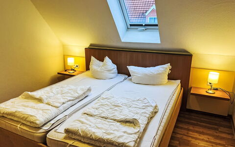 Haus 104 - Seepark Burhave: Bois, Chambre, Lit, Cadre De Lit, Literie, Drap De Lit, Matelas, Throw Pillow, Oreiller, Linge
