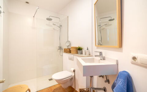 Vista Mar i Muntanya: Sol, Design Intérieur, Sol, Salle De Bains, Luminaire Plomberie, Bois, Lavabo, Pièce, Robinet, Miroir