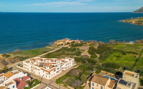 Vista Mar i Muntanya: Bleu, Zone Résidentielle, Côte, Horizon, Paysage, Été, Architecture, Vue Du Ciel, Cotiers Et Relief Océaniques, Maison