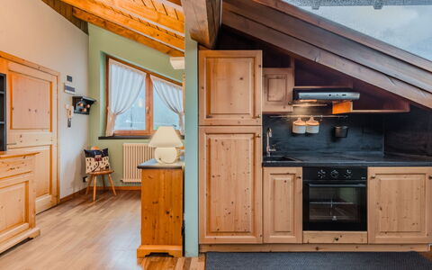 Pinzolo 5: Bois, Plafond, Dur, Cabinetry, Tache De Bois, Grenier, Tiroir, Placard, Cuisine, Cabane En Rondins
