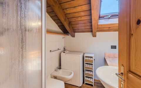 Pinzolo 5: Sol, Sol, Bois, Luminaire Plomberie, Design Intérieur, Plafond, Salle De Bains, Plomberie, Pièce, Robinet