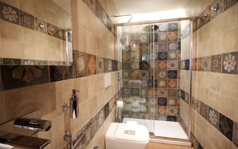 La Casa sulla Piazza: Luminaire Plomberie, Salle De Bains, Sol, Design Intérieur, Tuile, Sol, Siège De Toilette, Plomberie, Toilette, Robinet