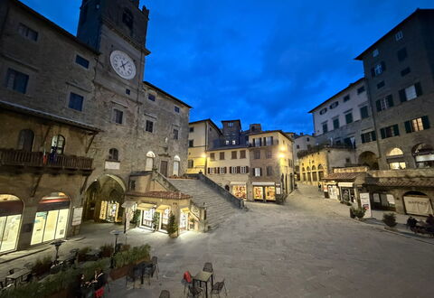 La Casa sulla Piazza: Bâtiment, Ville, Mur, Fenêtre, Ville, Zone Urbaine, Façade, Maison, Espace Public, Quartier
