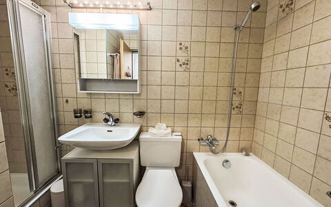 Verte-Rive: Salle De Bains, Siège De Toilette, Luminaire Plomberie, Toilette, Lavabo, Évier, Sol, Sol, Design Intérieur, Robinet
