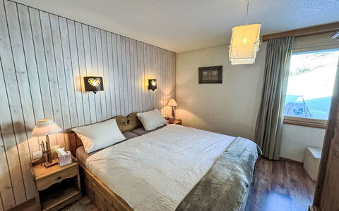 Verte-Rive: Meubles, Lit, Design Intérieur, Chambre, Sol, Drap De Lit, Bois, Literie, Sol, Plafond