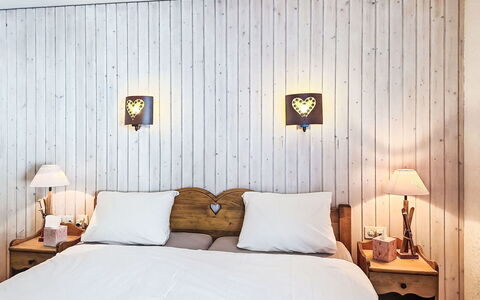 Verte-Rive: Chambre, Lit, Literie, Design Intérieur, Bois, Drap De Lit, Meubles, Linge, Éclairage, Plafond